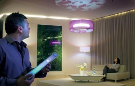 Light Spectrum - systém závěsné lampy a dálkového ovládání, který mění barvu osvětlení a promítaných motivů v závistlosti na náladě uživatele. Vize budoucnosti, PHILIPS