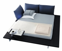 Postel Maly Bed (Ligne Roset), lakovaný antracit, přírodní nebo tmavý, 160/180 x 200 cm, polštáře, cena od 152 000 Kč, LIGNE ROSET
