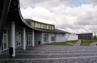Ocelový plech, spojovaný dvojitou stojatou drážkou má nadčasový vzhled. Velice dobře se přizpůsobuje požadavkům moderní architektury, stejně tak jako stylům 18. a 19. století. Možnosti jeho použití jsou neomezené.