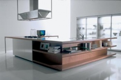 Model sestavy WK6 1997 od firmy Boffi. Provedení v luxusním materiálu (lakovaný mořený ořech nebo dub) kontrastuje se strohým minimalistickým designem. Cena cca 80 000 Kč za běžný metr (Linea Pura)