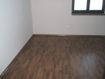 Podlahy už jsou položené a čeká se jen na dodělání přechodových lišt