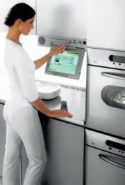 Většina lepších mikrovlnek je ovládána mikroprocesorem, který automaticky snímá informace z vnitřku