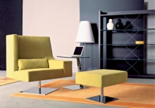 Křeslo Lucy Berger (Cattelan Italia), 94 x 80 x 108 cm, 3 kategorie látky, kůže, cena od 67 138 Kč, podnož - puf Lucky berger (Cattelan Italia), 70 x 50 x 43 cm, 3 kategorie látky, kůže, cena od 19 220 Kč, ABITARE