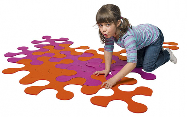 Libovolně velký hrací koberec můžete poskládat z dílků Puzzle Kaňka, cena 3 540 Kč/4 díly, www.lusito.cz