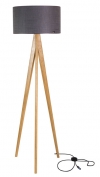 V jejich stylu: Stojací lampa z kolekce Tripod, masivní dubový stojan, stínidlo z jemné látky na poloprůsvitném plastu, výška 155 cm, Lusito, cs.bohemia-design-market.com