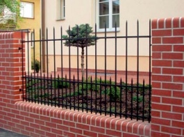 Renovovaný plot s fasádním obložením v provedení cihla s prefabrikovanou ocelovou výplní