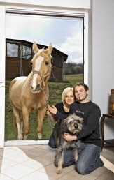 Gabriela je veterinářka a Jakub divadelní režisér. Oba milují koně (čtyři vlastní), divadlo, literaturu a muziku. Se statkem mají ještě velké plány.Mimo jiné chtějí vystavět v podkroví několik apartmánů a školicí středisko