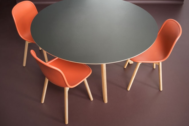 Krytina z marmolea má barvu podle prvního přírodního linolea, šířka role 2 m, Walton, cena 756 Kč/m2,www.forbo-flooring.cz