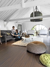 Takhle krásně dokáže podtrhnout útulnost atmosféry v podkroví marmoleum, zdravotně nezávadné pravé linoleum (FORBO)