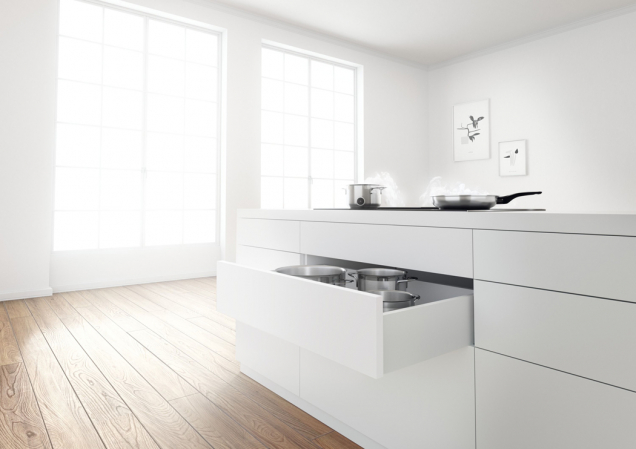 Bosch představuje novou indukční varnou desku, která se díky integrovanému odsávání postará i o čistý vzduch v kuchyni. Novinka v sobě skrývá to nejlepší z obou oblastí, šetří místo a nabízí maximální flexibilitu při plánování kuchyně. (Zdroj: Bosch)