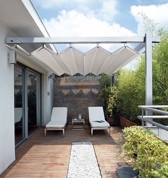 Pergola Mediterranea MEDISOLAFLY se spolehlivě postará o nepropustnost slunečního záření a nabídne příjemnou teplotu ve všech částech terasy (CLIMAX)