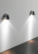 Nástěnné svítidlo Medito (design Marco Mascetti, MrSmith Studio, FontanaArte ( v provedení leštěný nebo satinovaný hliník, možnost použití i v exteriéru (IP65), zdroj osvětlení LED diody 3 x 1 W, cena 6 087 Kč, HAGOS