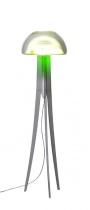 Stojací lampa Medusa (design René Šulc) s kovovým podstavcem a stínítkem z křišťálového skla s barevným filtrem, výška 160 cm, průměr stínítka 44 cm, cena 45 000 Kč, LUCIS