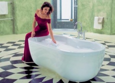 Vana Mega duo oval od italského designéra Ettora Sottsasse, špičkový produkt firmy Kaldewei (180 x 90 x 45 cm). Cena je 49 498 Kč, včetně nosiče s panelem 117 985 Kč (KALDEWEI)