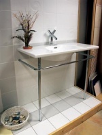Keramické umyvadlo Living (LAUFEN) stojí v rozměru 93 x 47 cm 14 021 Kč, chromované nohy s držákem na ručníky 7 493 Kč, baterie Axor Starck (HANSGROHE) je za 14 997 Kč