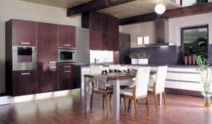 Sestavě z laminátu v kombinaci s barevnou MDF deskou dodá na zajímavosti hliník použitý na hranách nábytku a na stole. Přibližná cena sestavy bez spotřebičů od 22 000 Kč za běžný metr bez DPH