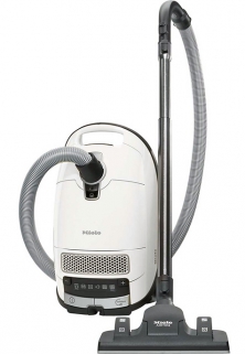 Sáčkový podlahový vysavač Compact C2 Excellence Ecoline, příkon 800 W. Akční rádius vysavače měří 9,8 m a můžete ho skladovat ve vertikální poloze. Cena 5 990 Kč (MIELE)