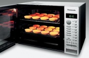 Panasonic NN-A764WBEPG za cca 11 000 Kč s horkovzdušnou funkcí zvládne podle receptu třeba i "bábovku s rozinkami naloženými v rumu a spoustu dalších dobrot