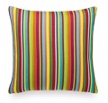 Polštáře Quatrefoil pink a Millerstripe multicolored (Vitra, designér Alexander Girard), látka Sprinte, náplň z polyuretanové pěny, cena (43 x 43 cm) 3 551 Kč, cena (63 x 63 cm) 4 627 Kč, KONSEPTI