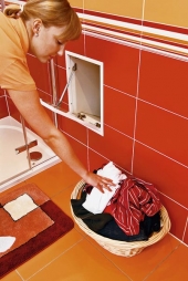 V koupelně už nemusí zabírat místo koš na špinavé prádlo. Prádelní shoz umožní elegantně odstranit připomínku této domácí práce z očí a věnovat se v této místnosti pouze očistě a relaxaci (ARTOX)