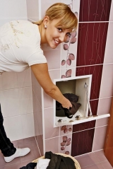 V koupelně už nemusí zabírat místo koš na špinavé prádlo. Prádelní shoz umožní elegantně odstranit připomínku této domácí práce z očí a věnovat se v této místnosti pouze očistě a relaxaci (ARTOX)