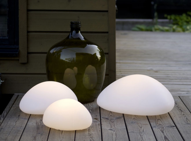Do exteriéru i interiéru jsou určené LED lampy Mimo od Calabaz, v nastavitelných intervalech mění barvy světla, www.lamptwist.be
