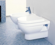 Závěsný klozet a bidet z kolekce Mio (JIKA), ceny: klozet: 3 791 Kč, bidet 3 610 Kč, LAUFEN