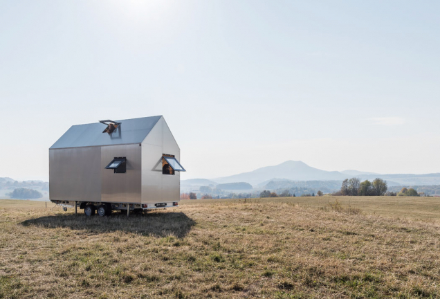 Hliníkový design domku na kolech Mobile Hut si řekl o tepelně izolované hliníkové okenní profily Schüco AWS 50 s pohledovou šířkou pouze 40 mm (vyklápěné ven) a dveře Schüco ADS 50 s dvojitým bezpečnostním sklem. (Zdroj: Mobile Hut)