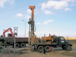 Vrtná souprava Mobile Drill 80 umí vrtat trubní studny do skály až do hloubky 120 m. Na tomto obrázku se ale teprve chystá provrtat třímetovou vrstvou hlíny na skalní podklad