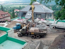 Opravdu hluboký vrt. Až v údolí pod vilou lze očekávat využitelný přítok podzemní vody