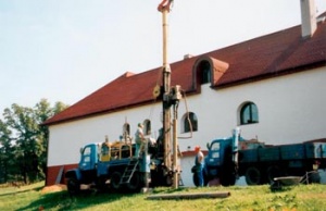 V současnosti se zřizují především vrtané vodní zdroje. Umožňují čerpat vodu z větší hloubky, která bývá kvalitnější než u kopaných studní (Vodní zdroje)