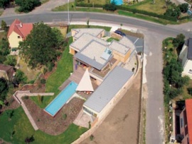 Letecký snímek domu připomíná rozložený hlavolam