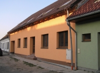 Dům je téměř dokončen, zbývá doladit interiéry, především podlahy a koupelny.