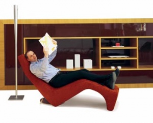 Přenosná chaise longue může i v menším bytě vytvořit příjemnou relaxaci, Bagnante (Ferlea), cena od 42 532 Kč. "Potřebujete-li více úložného prostoru, velkou knihovnu můžete rozčlenit na více různobarevných ploch a zkuste vynechat úchytky:" Sestava Mo Blok, cena od 71 200 Kč, MO