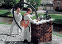 Ohebný plastový komínový systém ProGasFlex je ideální pro použití při sanacích již existujících komínových těles. Jádrem systému jsou pevné i flexibilní vložky, které jsou nenasákavé a odolné vůči agresivnímu kondenzátu. Je proto možno jej použít pro odtah spalin i v chemicky náročném prostředí v podtlakovém i přetlakovém provozu. Ohebnost umožňuje vysokou průchodnost uhýbanými komíny (Schiedel)