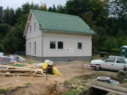 Na střechu byly použity velkoformátové tašky od firmy Bramac, které ji tolik nezatěžují