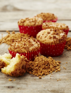 Muffin s rumovými rozinkami a drobenkou