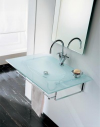 Umyvadlo Musa (KRISTALLUX) z křišťálu, cena 46 041 Kč, vhodně doplňuje minimalistický design stojánkové baterie T cross (BONGIO), cena 9 508 Kč, AQUA TRADE