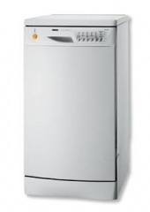 Myčka DE 4844 (ZANUSSI), šířka 45 cm, kategorie AAC, 4 teplotní stupně a 4 programy, určeno pro 9 sad nádobí (+program na poloviční množství), cena 15 990 Kč, ELECTROLUX
