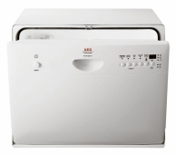 Kompaktní myčka F52860, rozměry 44,7 x 54,5 x 48 cm, energetická třída A, hlučnost 48 dB, umyje 6 sad nádobí, 5 programů, automatický program sám podle počtu a zašpinění nádobí zvolí množství vody, čas mytí a teplotu, cena 14 390 Kč, AEG – ELECTROLUX