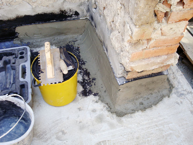 Hydroizolaci zdiva a betonové desky jsme napojili pomocí asfaltového nátěru a asfaltových pásů. Nejdřív jsme museli vytvořit náběh u paty zdí.