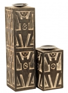 Set dvou kvádrových dřevěných svícnů s etno motivem. Materiál: tropické dřevo Albizia Falcata. Cena za set 597 Kč (IN ART)