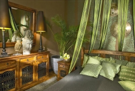 Nábytek z kolekce Grenada je vyřezaný z palisandru (ALMI DÉCOR)