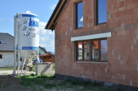 Sádrové omítky jsou vysoce přilnavé k podkladu a netvoří smršťovací praskliny.