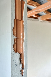 Detail stříkané sádrové omítky.