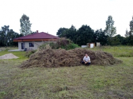 Posekané a shrabané trávy byla pořádná hromada, kterou se Ivča rozhodla nechat zetlít 