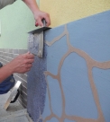 Natahování Mozaikové omítky do šablony DECOR (Zdroj: Cemix)