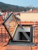 Společnost Solara vyrábí různé modifikace střešních oken. Kromě střešních balkonů to jsou střešní výlezy na terasu BAL II nebo SIDE, který lze ovládat i elektromotorem