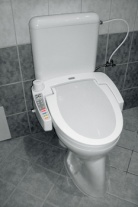 Elektronický klozet a bidet „dva v jednom“ má regulovatelný proud teplé vody a přívod teplého vzduchu, samočinné sklápění, případně vyhřívané sedátko, cena od 20 000 Kč, EASY CLEAN