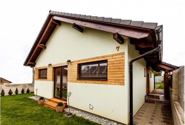 Dům je plně elektrifikovaný a hlavním zdrojem vytápění jsou elektrické podlahové kabely ECOFLOOR, položené pod dlažbou v betonové mazanině, pod laminátovou podlahou v obývacím pokoji je vytápění zajištěné topnými fóliemi ECOFILM.